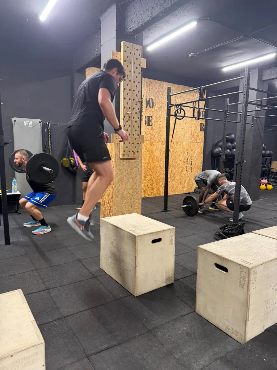 Entrenamiento de fuerza en el box de preparación física de GPOL