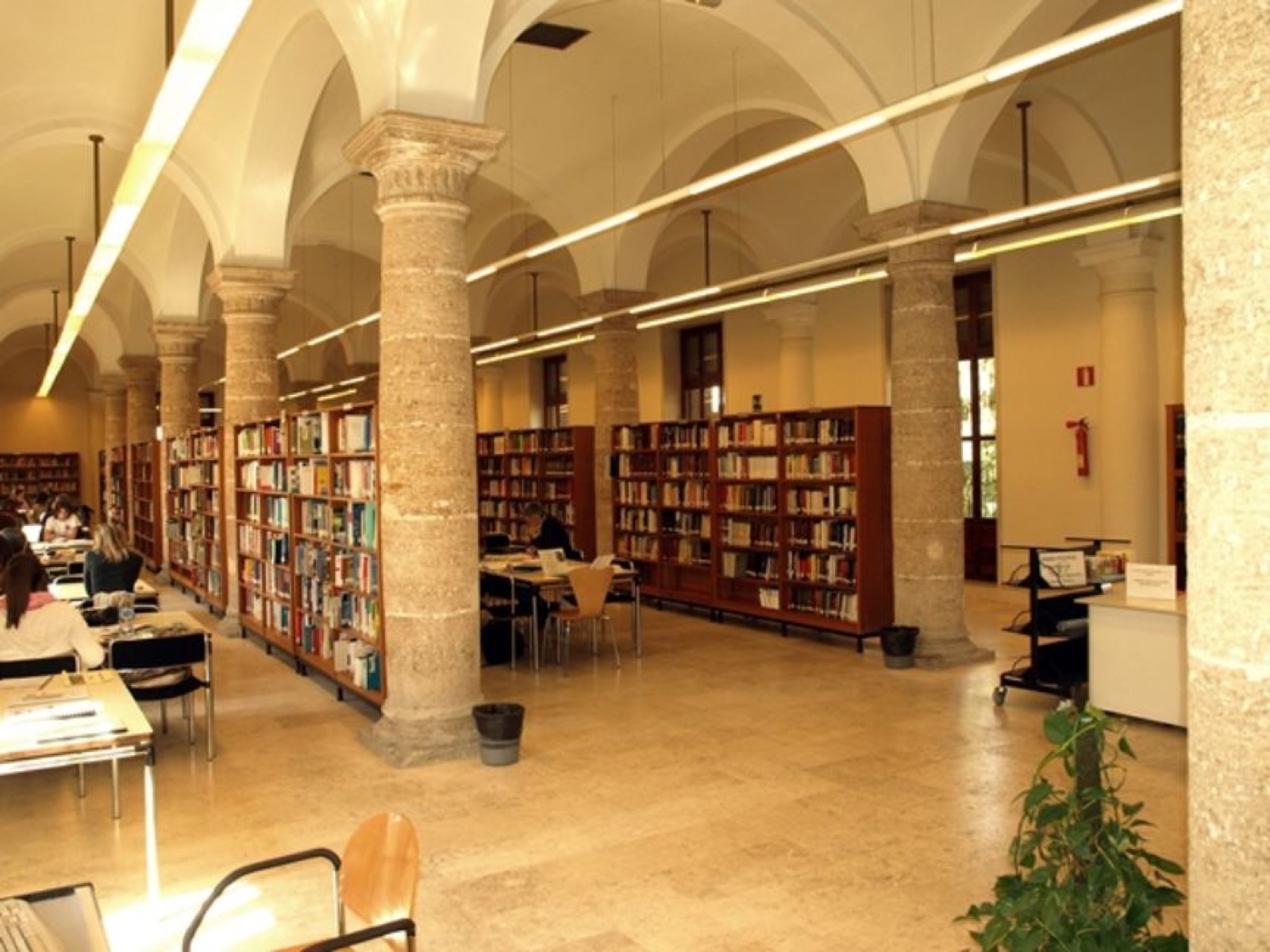 Biblioteca Pública Pilar Faus, sala de estudio