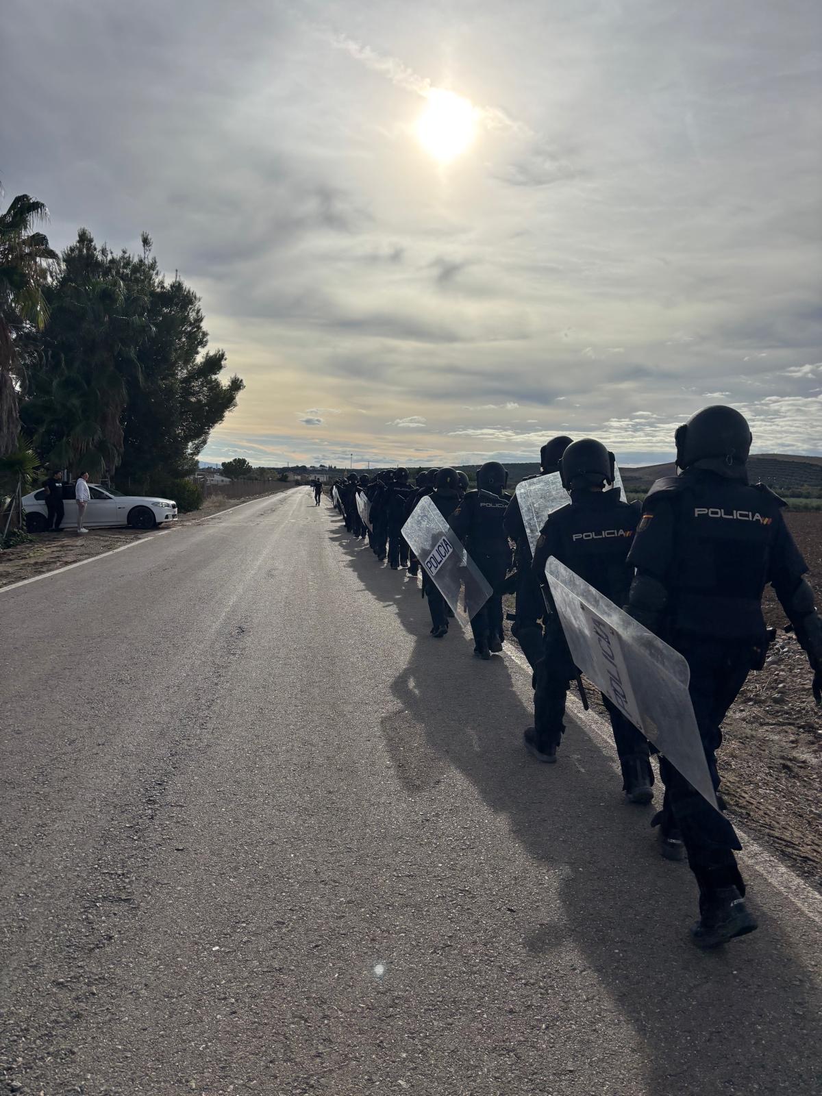 Formación de UIP con escudos durante entrenamiento